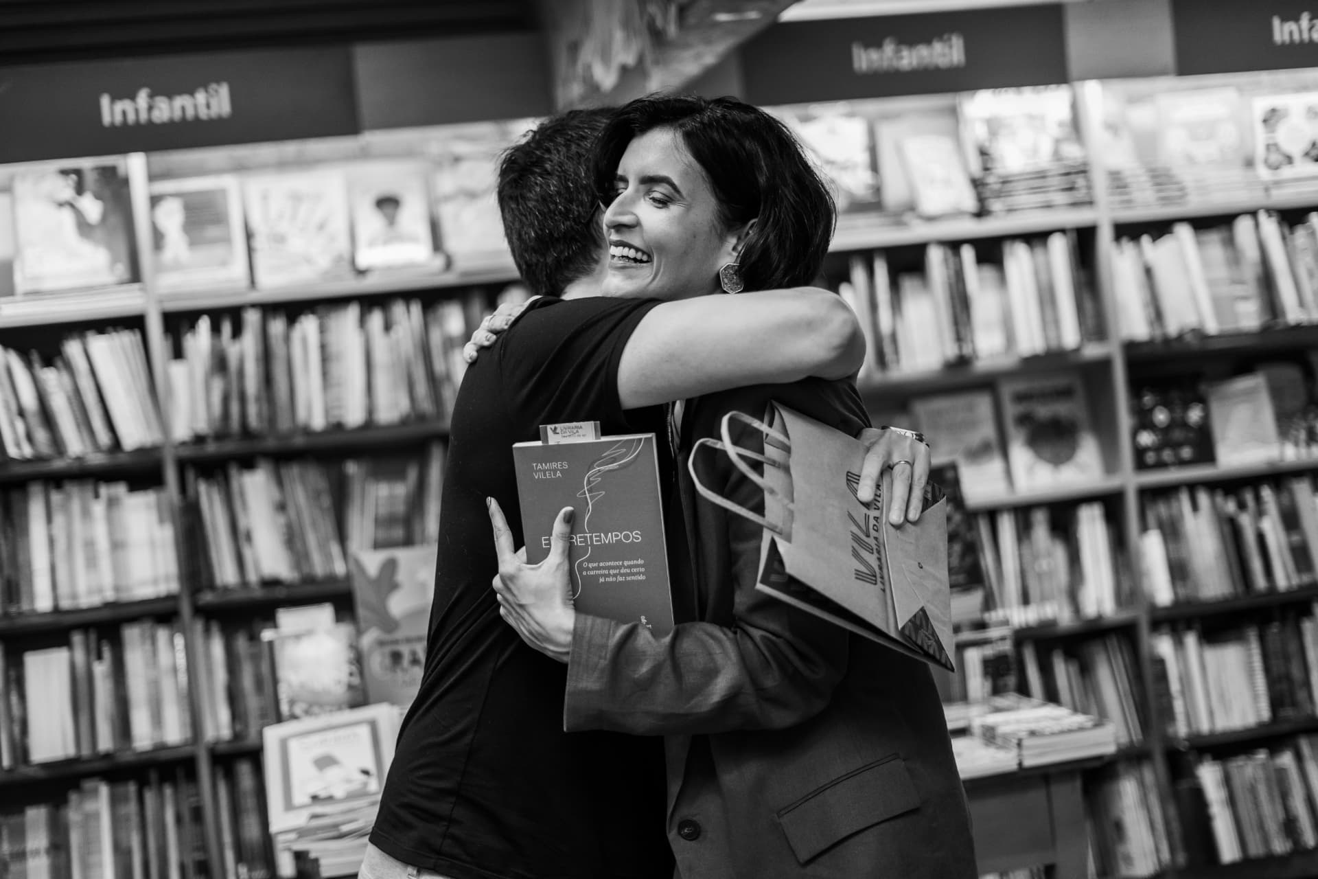 Abraço na noite de autógrafos do Entretempos