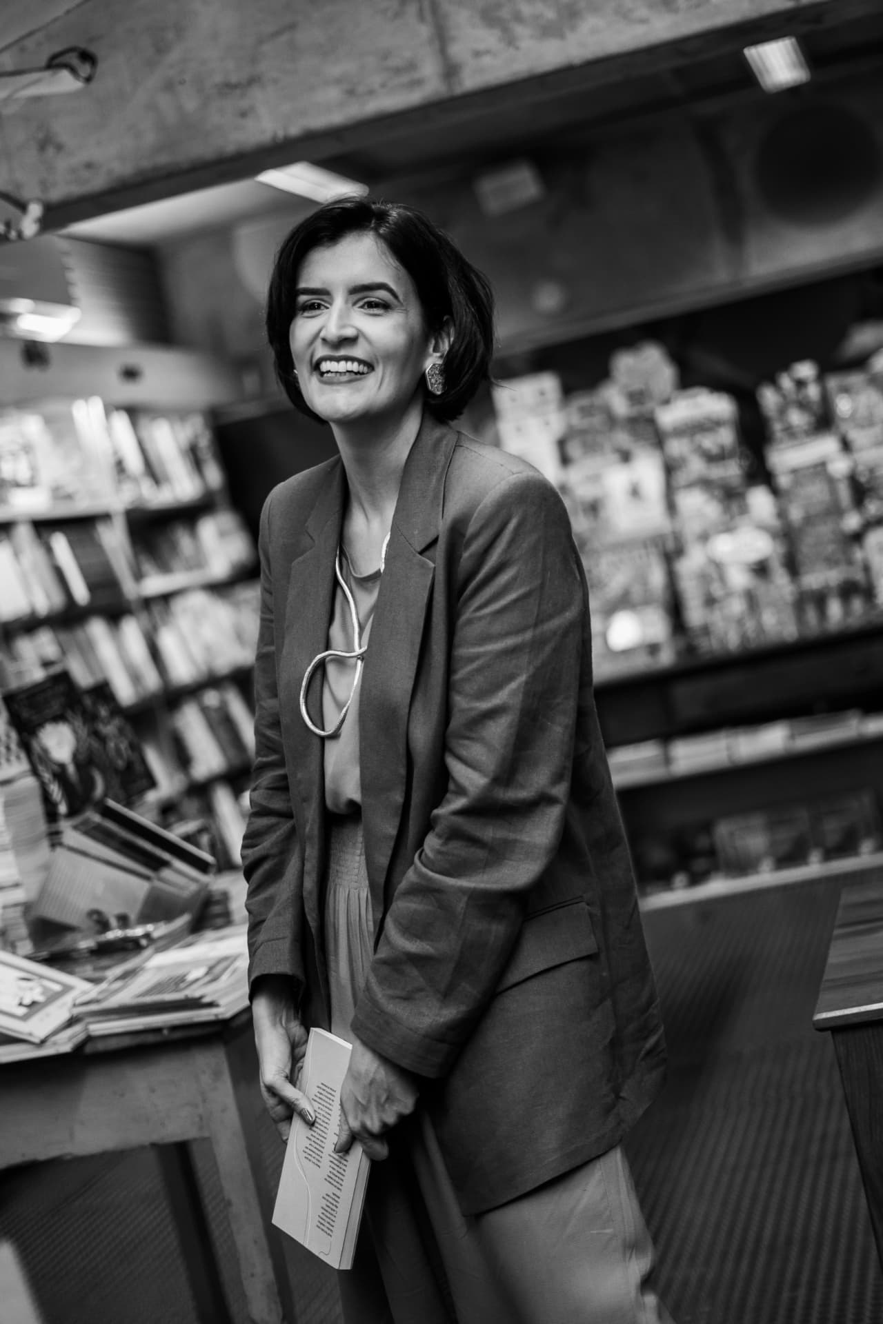 Tamires Vilela na Livraria da Vila com o livro nas mãos