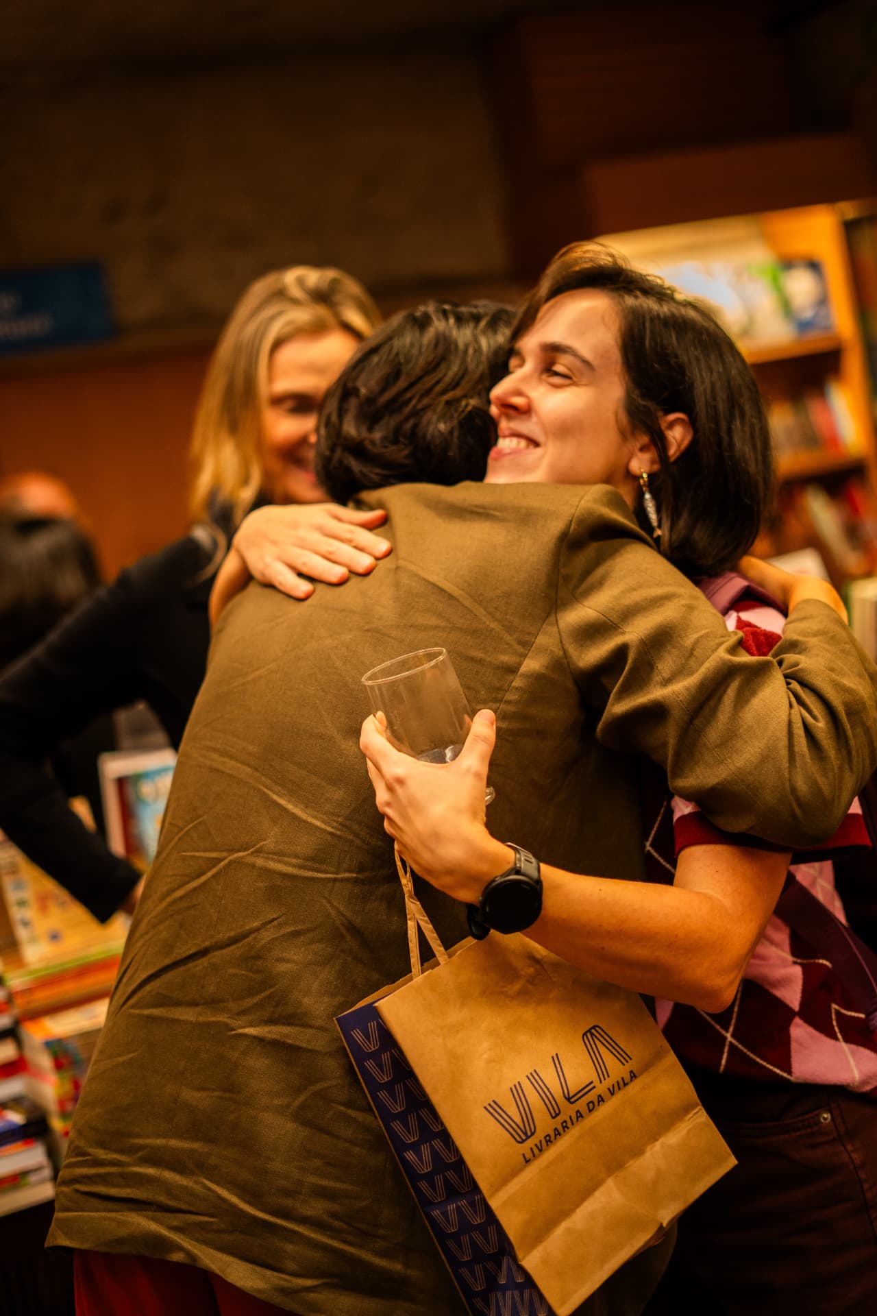 Abraço com sacola da Livraria da Vila na noite de autógrafos