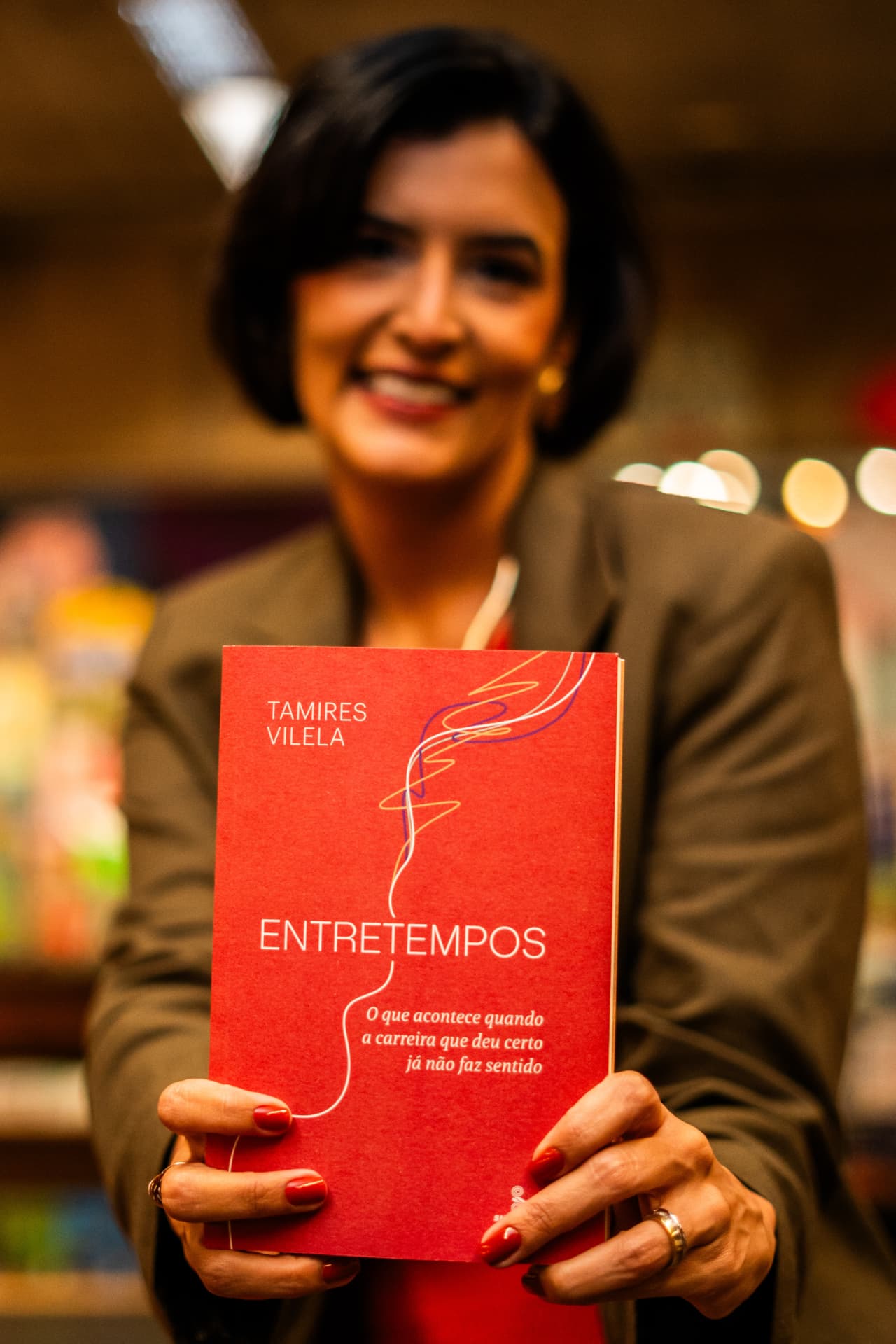 Tamires Vilela segurando o livro Entretempos